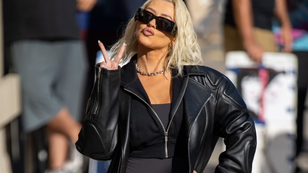 Christina Aguilera aturde en traje de baño rojo y tacones en nuevas fotos junto a la piscina