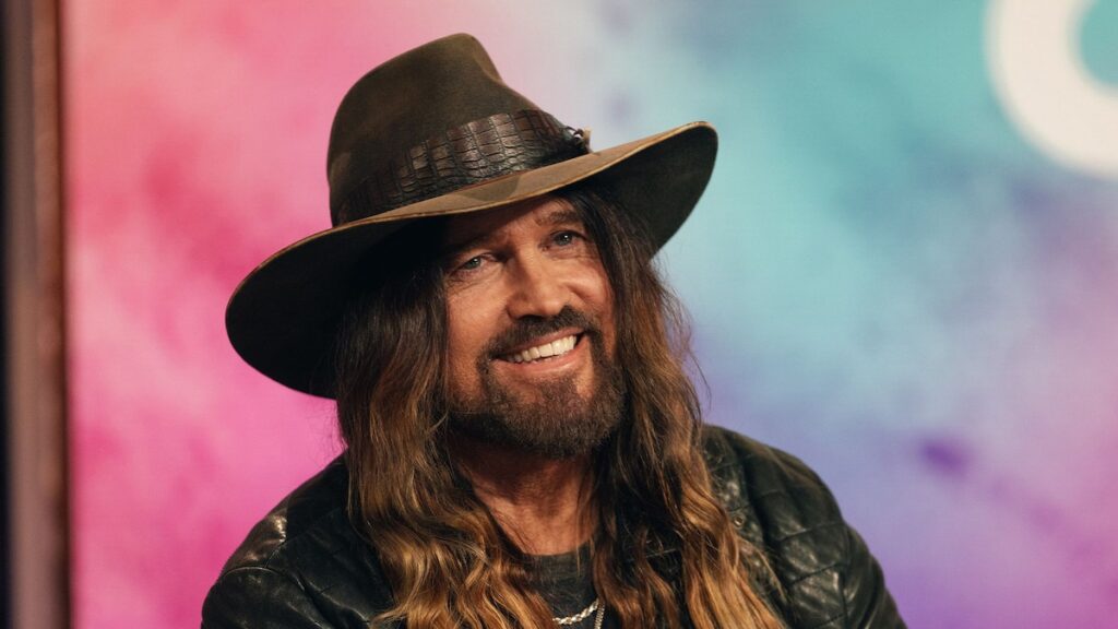 El padre de Miley Cyrus, Billy Ray Cyrus, le pide a Bad Bunny que lo incluya como invitado especial en su residencia en Puerto Rico