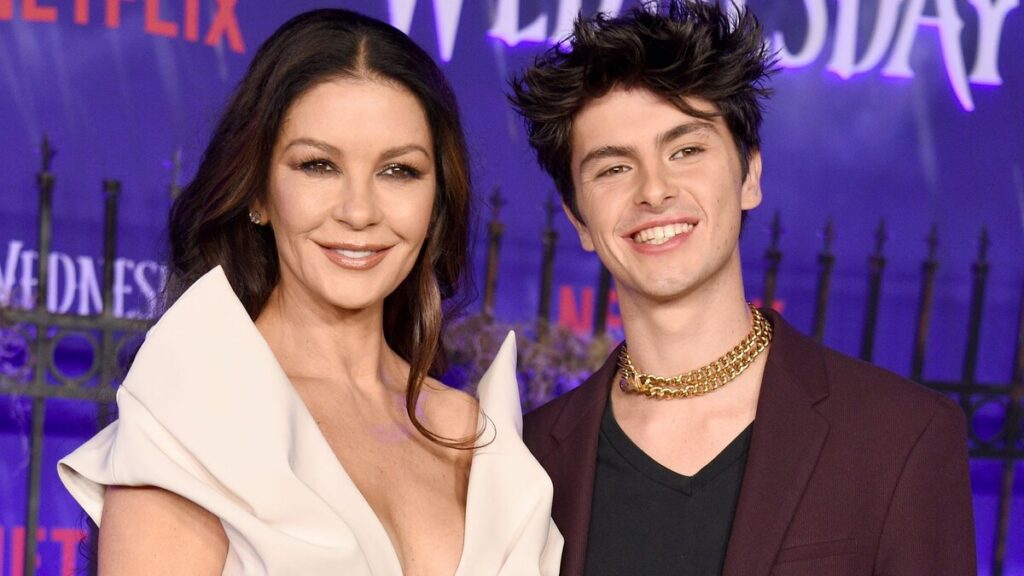 Catherine Zeta-Jones revela los talentos ocultos del hijo Dylan en su 25 cumpleaños antes de su debut en el cine