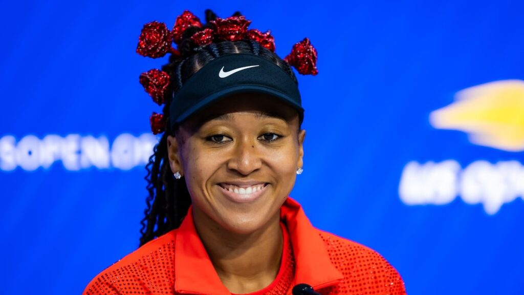El Labubu cubierto de cristales de Naomi Osaka roba el foco en el Abierto de US.