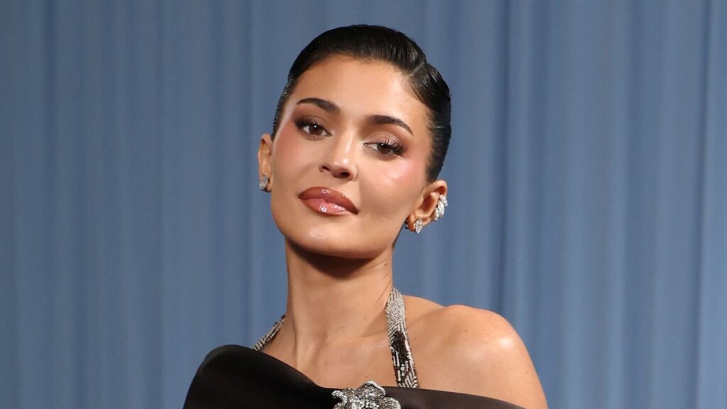 Kylie Jenner muestra sus abdominales tonificados en audaz mirada inspirada en Madonna