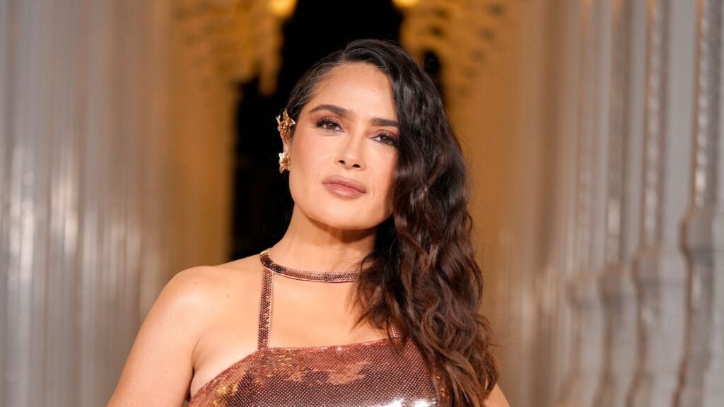Salma Hayek rinde homenaje a Matthew Perry en su cumpleaños