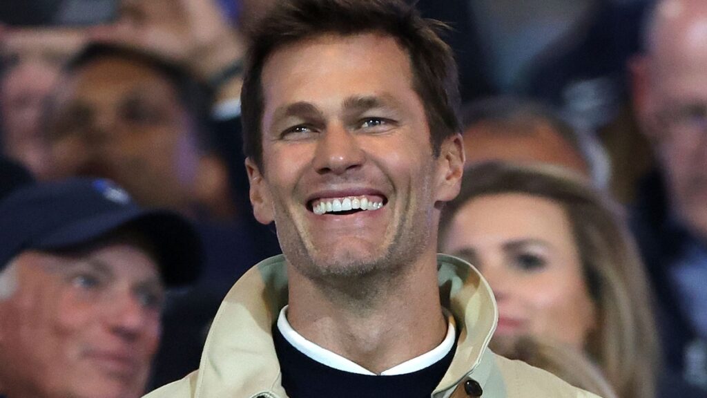 Tom Brady le da a Bridget Moynahan sus flores después de una sutil excavación en Gisele Bündchen