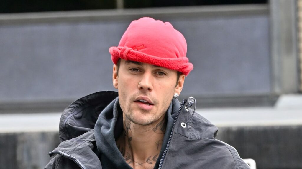 Justin Bieber admite ser “egoísta” mientras alienta a los fanáticos a hacerlo mejor