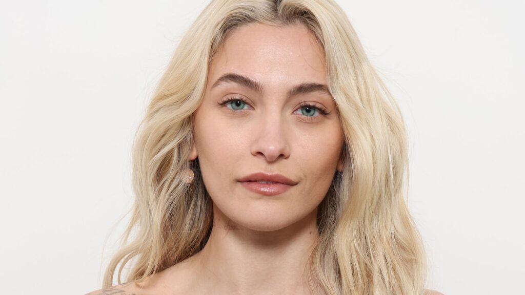 Paris Jackson vuelve la cabeza en pantalones cortos mientras pasea a su cachorro