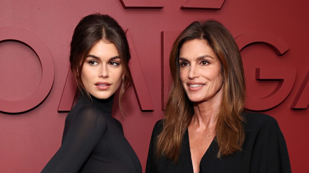 Kaia Gerber Channels Cindy Crawford en la primera mirada de ‘Palm Royale’ S2