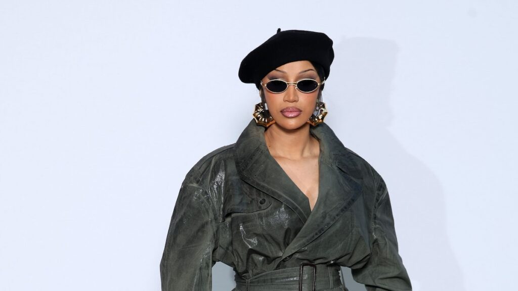 Cardi B lleva el glamour gótico a la WWE SummerSlam 2025 en el corsé asombroso