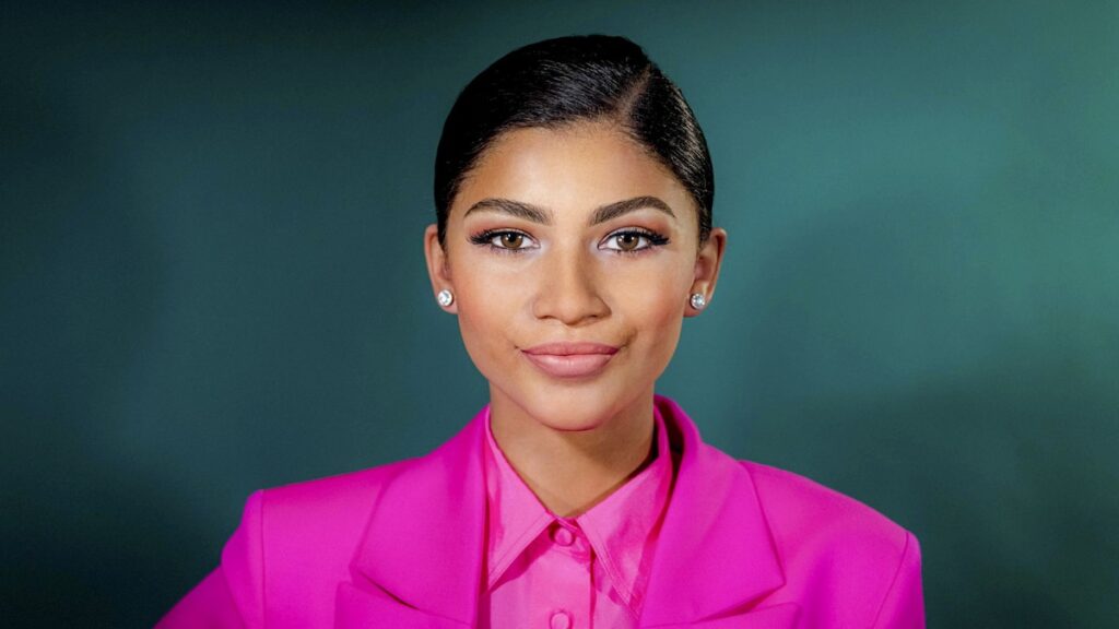 Zendaya capturó al usar su anillo de compromiso asombroso mientras paseaba a sus perros con Tom Holanda