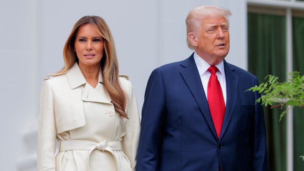 Melania y Donald Trump decoran la Casa Blanca con paraguas Mar-a-Lago después de un controvertido cambio de imagen del jardín de rosas