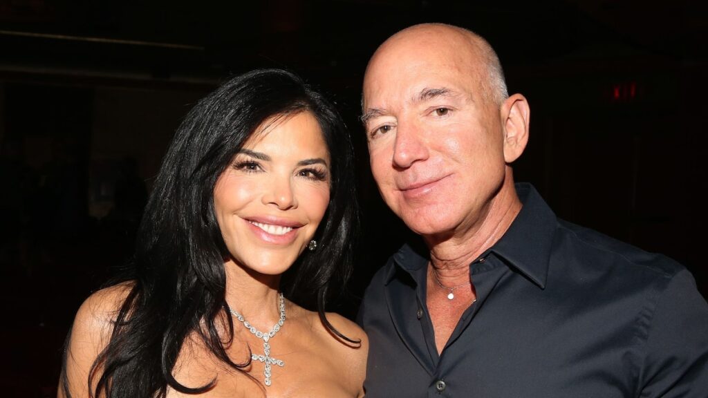 Lauren Sánchez Bezos se encuentra junto a Jeff en el desgarrador funeral de su madre
