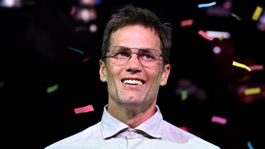 El hijo de Tom Brady, Jack se eleva sobre él en una nueva foto: ¿Quién tiene la mejor mandíbula?