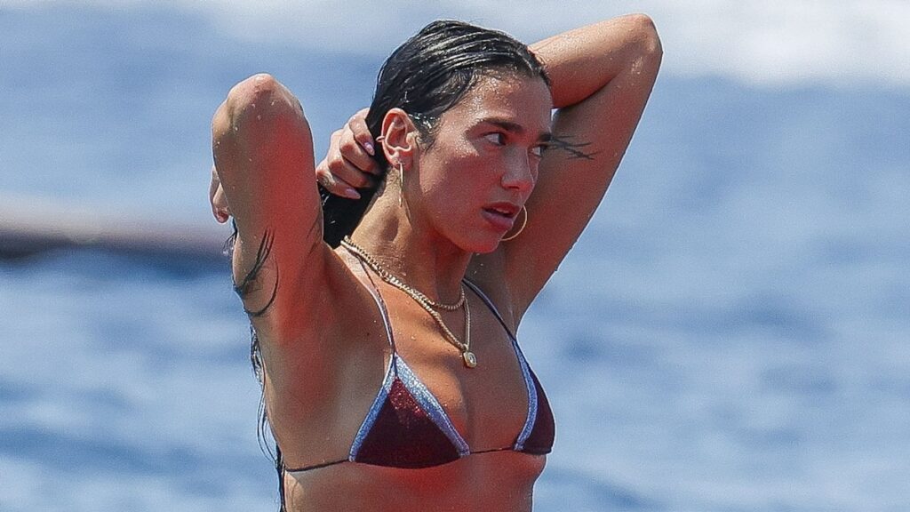 Dua Lipa hace yoga en una tabla de surf en bikini mientras celebra su cumpleaños en Ibiza