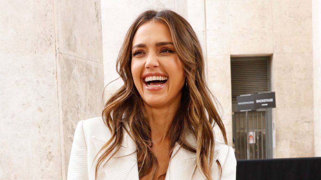 Jessica Alba se ve impresionante en el último momento de bikini después de admitir que podría estar ‘enamorarse’