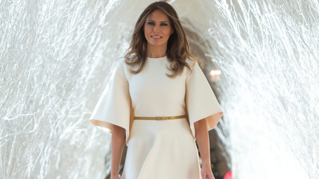 Las decoraciones navideñas de Melania Trump regresan a la Casa Blanca, y está pidiendo ayuda