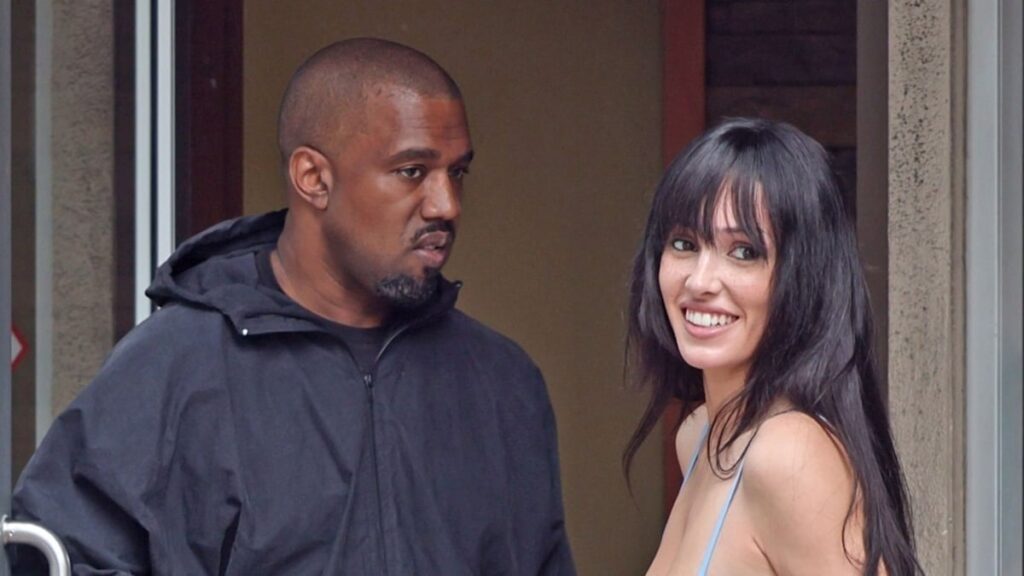 Bianca Censori y ustedes disfrutan de una cita romántica de almuerzo en Denny’s