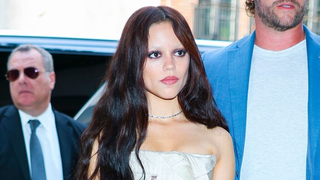 Las cejas blanqueadas de Jenna Ortega y el glamour gótico continúan robando el centro de atención: ¡vea sus últimos looks!