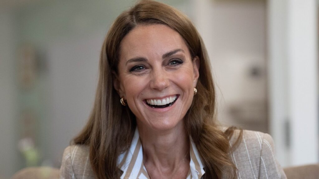 El sobrino ‘descarado’ de la princesa de Gales intenta empujar a mamá al agua en un nuevo video adorable