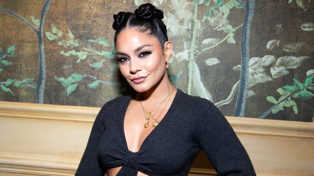 Vanessa Hudgens gira la cabeza con la protuberancia del bebé en el concierto de EDM en Boho-chic Look