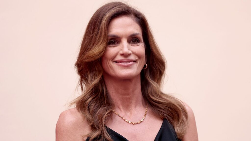 Cindy Crawford, de 59 años, brilla en una selfie de verano natural junto al lago