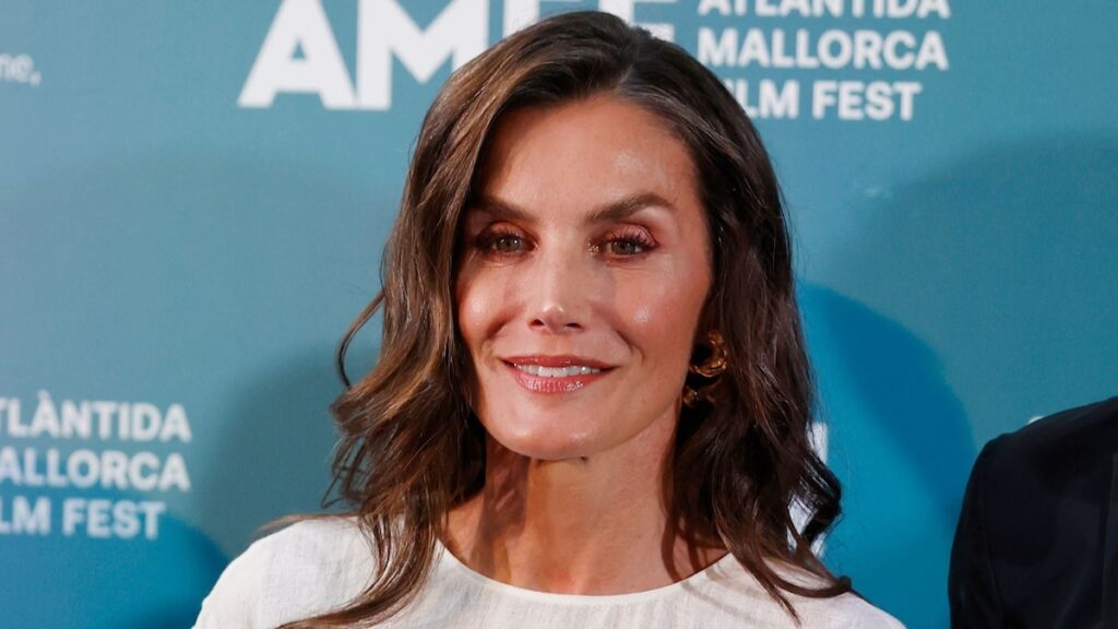 Queen Letizia aturde con un vestido de corsé blanco y un brazalete de oro audaz en el Festival de Cine de Mallorca