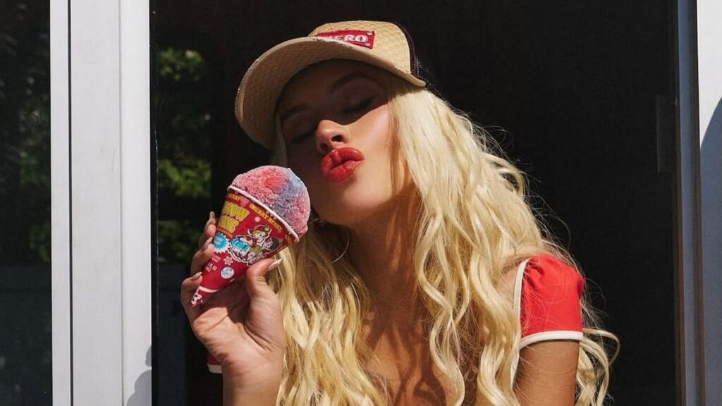 Christina Aguilera aturdimientos en bikini rojo y blanco durante la sesión de fotos del camión de helados