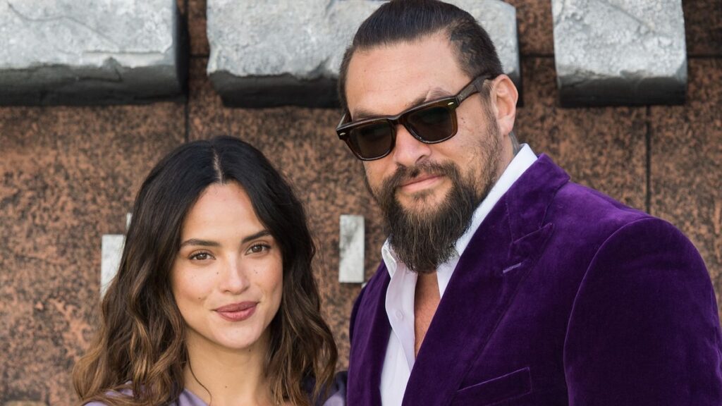 Adria Arjona celebra el cumpleaños de Jason Momoa con dulce foto