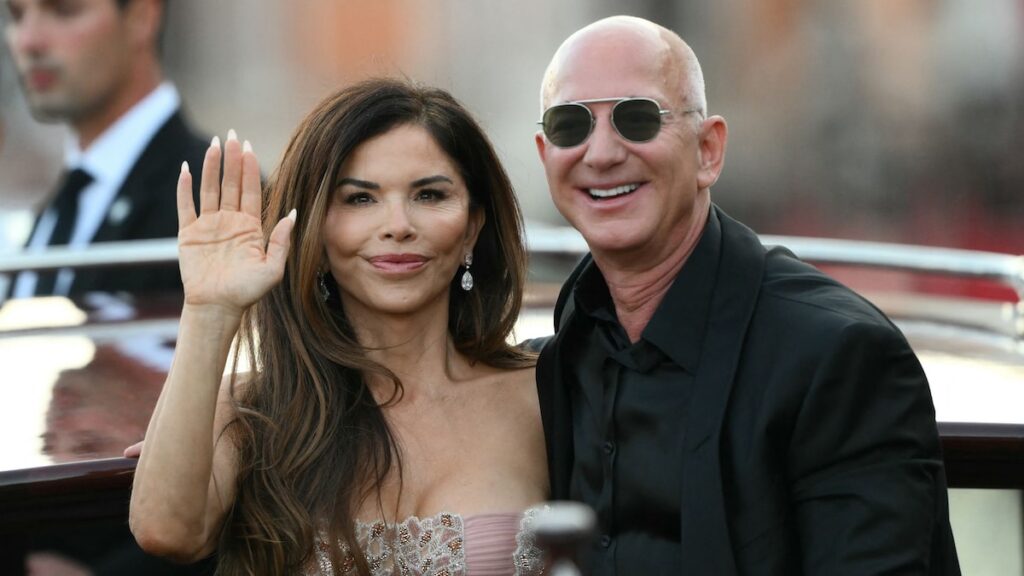 Lauren Sánchez Bezos golpea la pista de baile con Jeff en Ibiza durante la lujosa luna de miel
