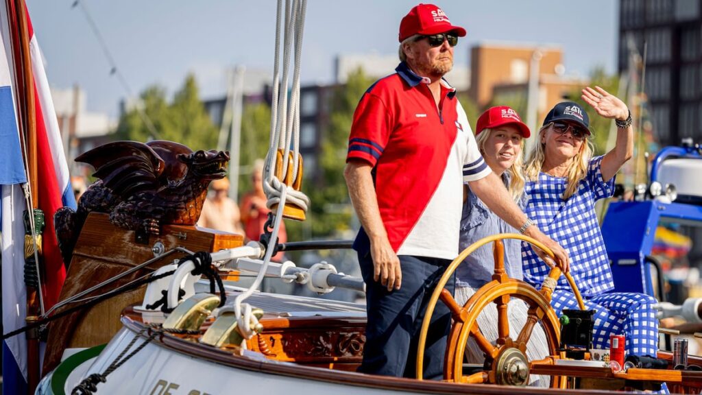 King Willem, de los Países Bajos, hace una aparición sorpresa con la princesa Mabel y su sobrina y provoca nuevas preguntas