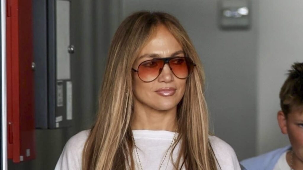 Jennifer López lleva al hijo de Emme y Ben Affleck de compras en Beverly Hills (fotos)