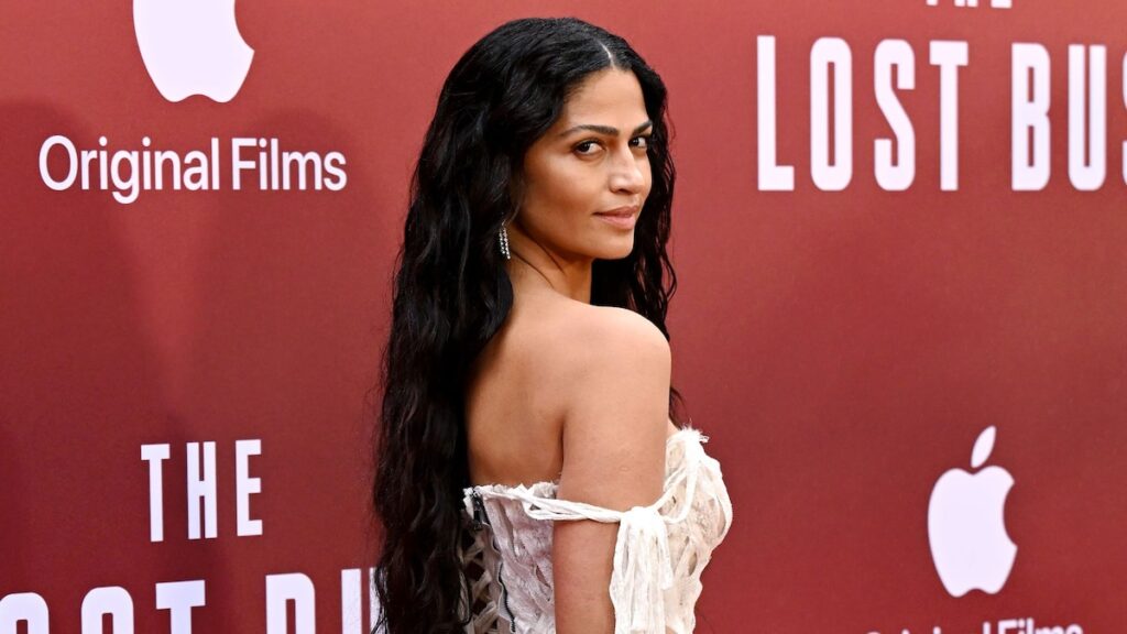 Camila Alves McConaughey posa con vestido romántico de encaje y frucir durante el momento de la alfombra roja con Matthew McConaughey