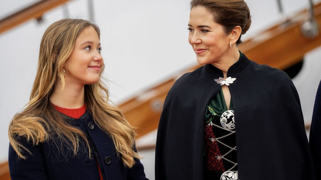 La reina María de Dinamarca sale en la parte superior de la princesa Josephine de su hija menor