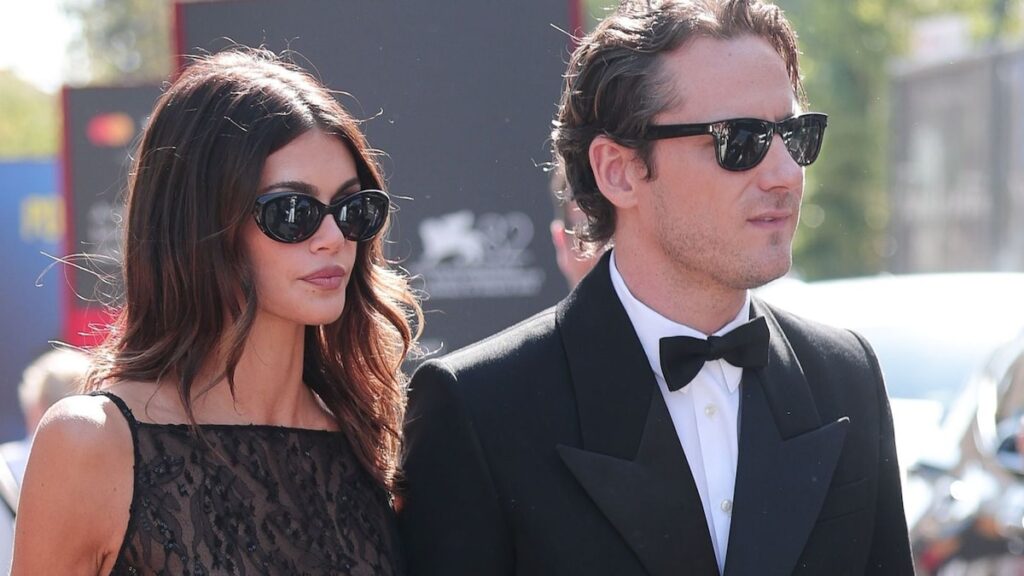 Kaia Gerber y Lewis Pullman van a la alfombra roja en el Festival de Cine de Venecia 2025
