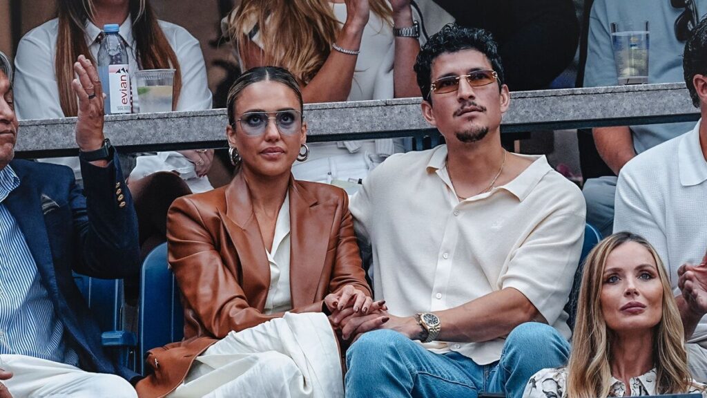 Jessica Alba y Danny Ramírez no pueden quitarse las manos en el US Open