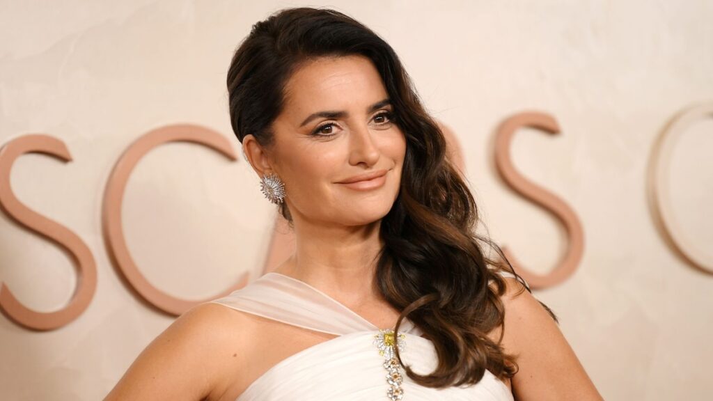 Penélope Cruz le da un dulce guiño a su hijo Leo de 14 años durante un viaje de la ciudad de Nueva York