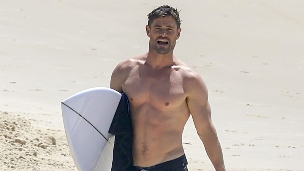 Chris Hemsworth demuestra que es un padre orgulloso cuando regresa a Byron Bay para animar a su hijo Sasha en la competencia de surf