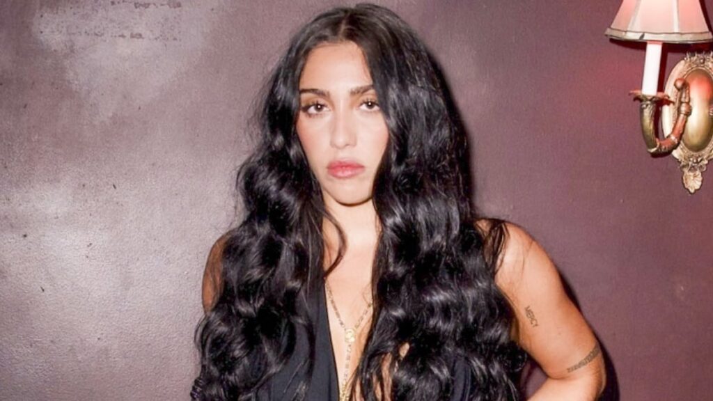 Lourdes Leon posa en vestido puro, hundido y rallado en Studio 54 Revival Party en Nueva York