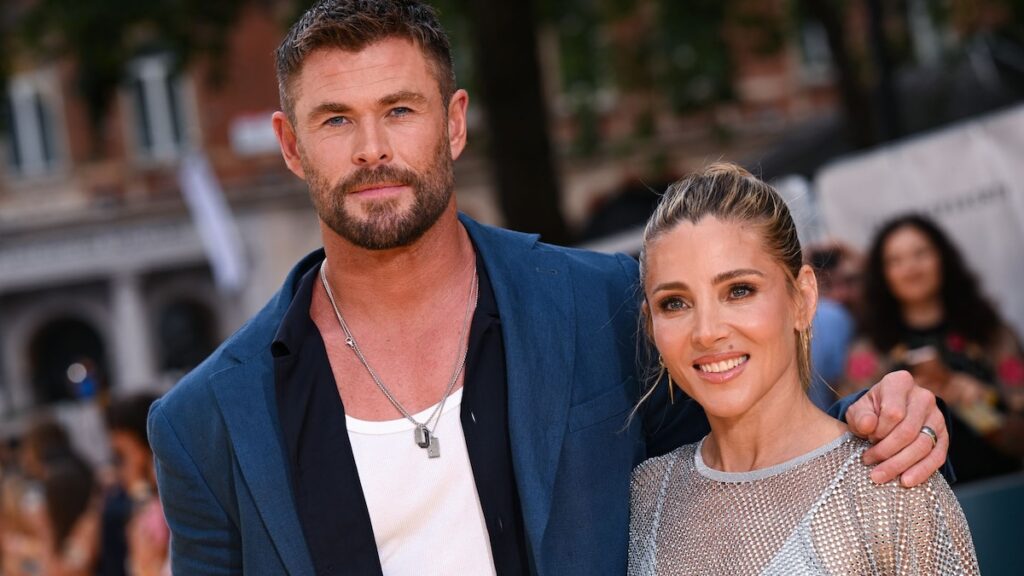Chris Hemsworth y Elsa Pataky conocen a sus héroes de surf en fotos de la familia soleada