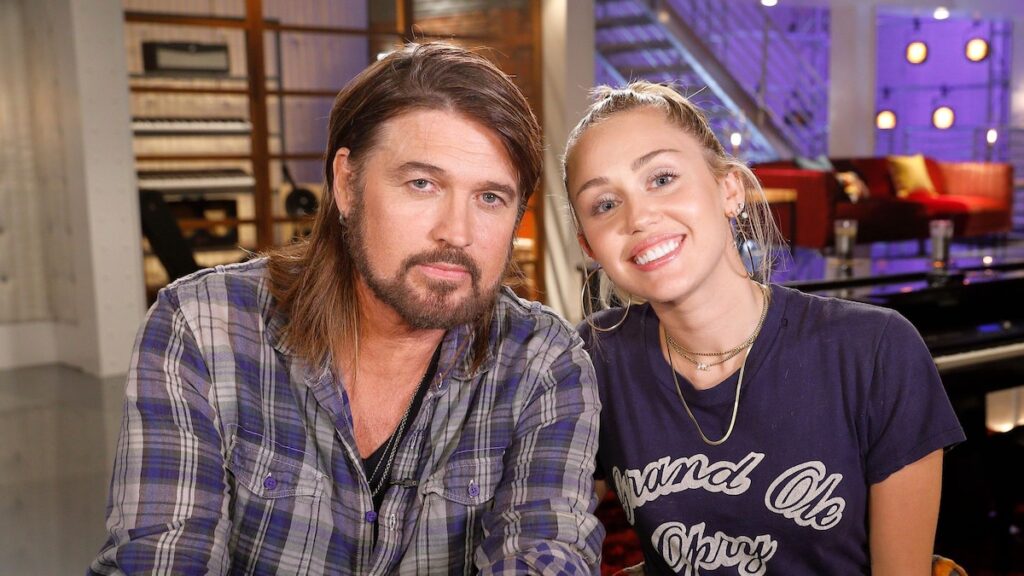 Miley Cyrus libera ‘secretos’, una ‘ofrenda de paz’ ​​a Billy Ray Cyrus