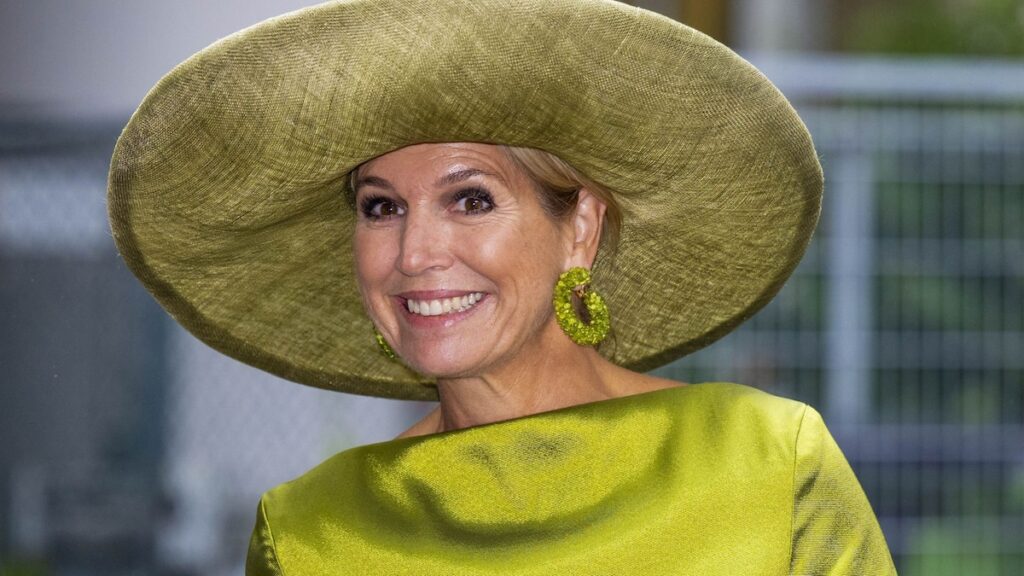 Reina máxima aturdimiento con vestido marginal en el evento Amsterdam