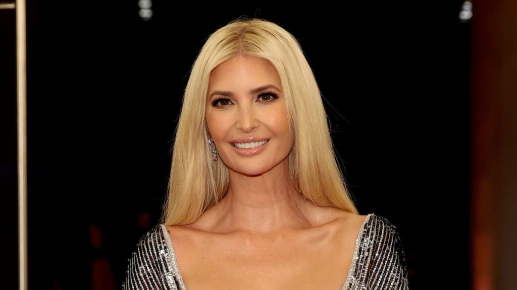 Ivanka Trump deslumbra en un vestido plateado semi-bar para la elegante noche de citas con Jared Kushner
