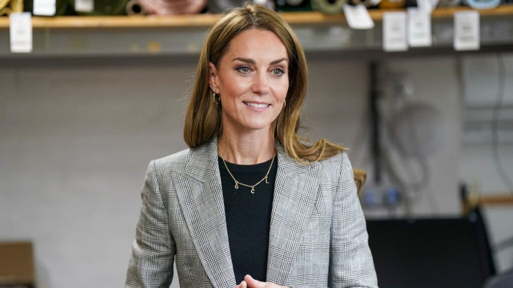 Kate Middleton sale en un elegante conjunto de cheques de Príncipe de Gales