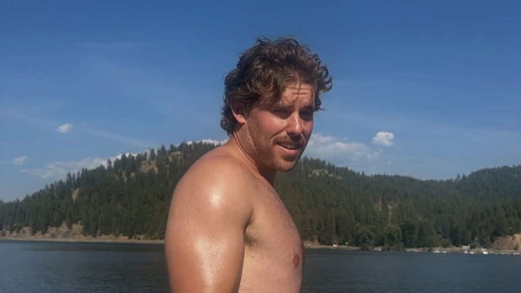 Christopher Schwarzenegger posa sin camisa con una mujer misteriosa