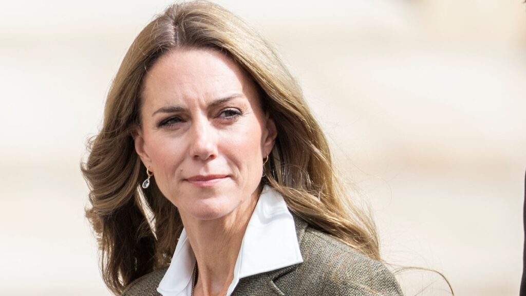 Ver Kate Middleton Glow con cabello rubio en Royal Return