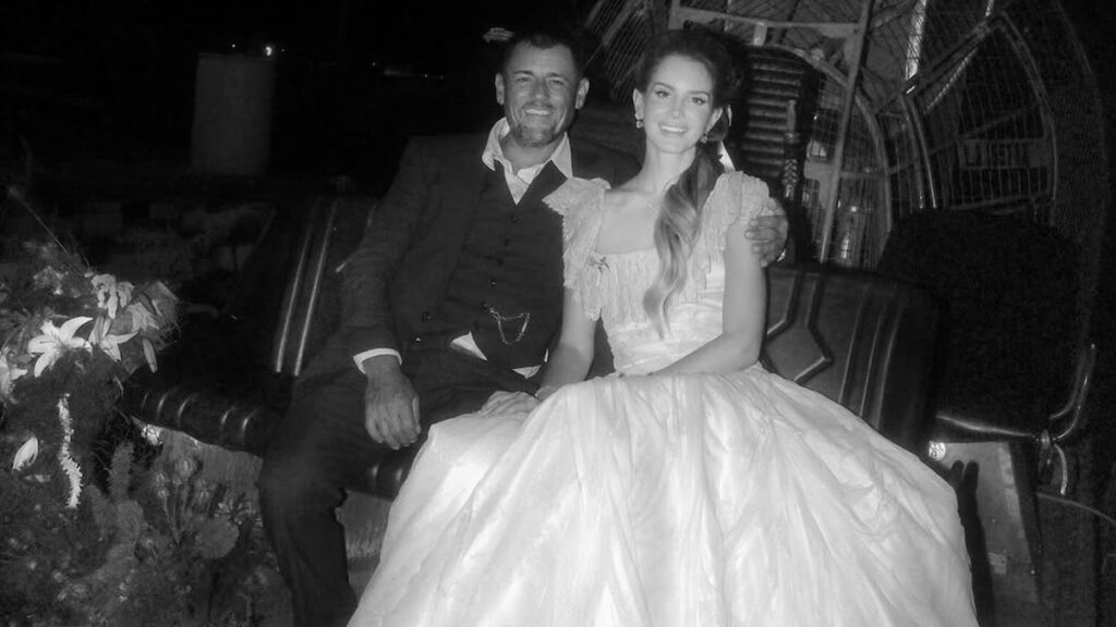 Lana Del Rey celebra el primer aniversario de bodas compartiendo fotos íntimas de su ceremonia