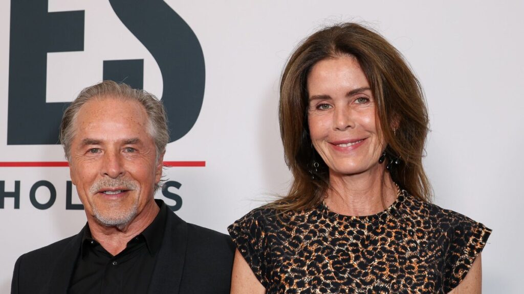 Don Johnson parece un rey de tamaño mediano parado junto a su esposa en una alfombra roja
