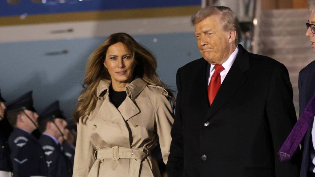 La primera dama Melania Trump hace una llegada elegante mientras ella y el presidente Donald Trump aterrizan en el Reino Unido