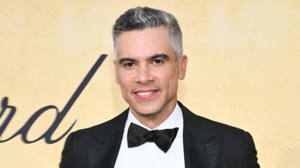 Cash Warren, de 46 años, tiene la mano con un nuevo joven de 20 años después de Hana Sun Doerr Romance