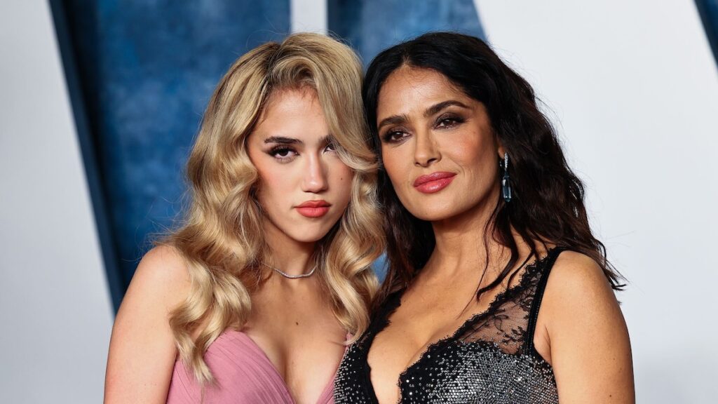 Salma Hayek y su hija Valentina Paloma se roce con oasis en el Rose Bowl