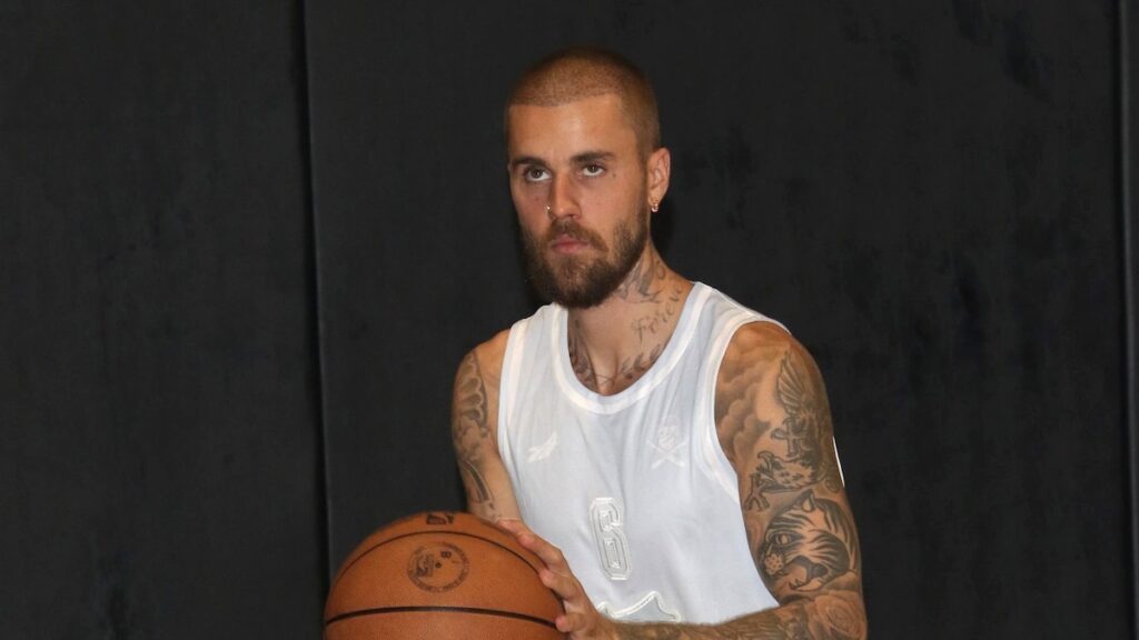 Justin Bieber golpea la cancha mientras Selena Gomez celebra su fin de semana de boda