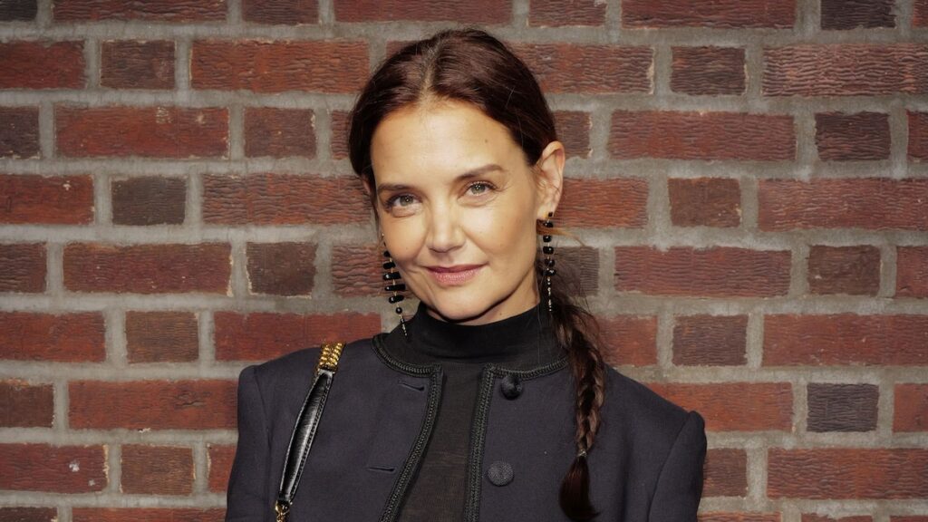 Katie Holmes vuelve la cabeza en un atrevido mirada roja de la cabeza